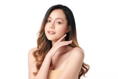 Beyaz arka planda temiz tenli güzel Asyalı kadın, yüz bakımı, yüz bakımı, kozmetoloji, güzellik ve kaplıca, Asyalı kadın portresi.