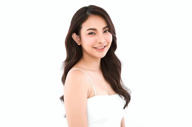 Beyaz arka planda temiz tenli güzel Asyalı kadın, yüz bakımı, yüz bakımı, kozmetoloji, güzellik ve kaplıca, Asyalı kadın portresi.
