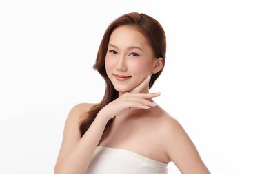 Beyaz arka planda temiz tenli güzel Asyalı kadın, yüz bakımı, yüz bakımı, kozmetoloji, güzellik ve kaplıca, Asyalı kadın portresi.