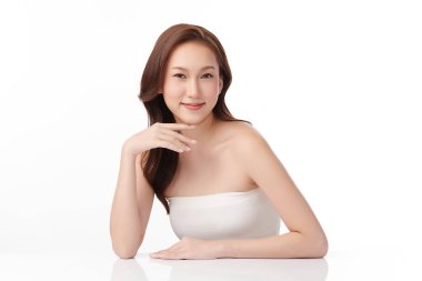 Beyaz arka planda temiz tenli güzel Asyalı kadın, yüz bakımı, yüz bakımı, kozmetoloji, güzellik ve kaplıca, Asyalı kadın portresi.