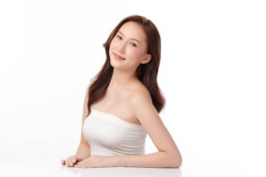 Beyaz arka planda temiz tenli güzel Asyalı kadın, yüz bakımı, yüz bakımı, kozmetoloji, güzellik ve kaplıca, Asyalı kadın portresi.