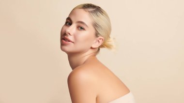 Bej arkaplan, yüz bakımı, yüz bakımı, kozmetoloji, güzellik ve kaplıca gibi temiz cilde sahip güzel genç bir kadın.,