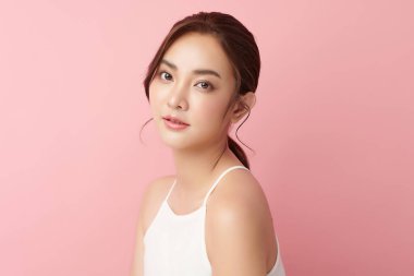 Pembe arka planda temiz tenli güzel Asyalı kadın, yüz bakımı, yüz bakımı, kozmetoloji, güzellik ve kaplıca, Asyalı kadın portresi.