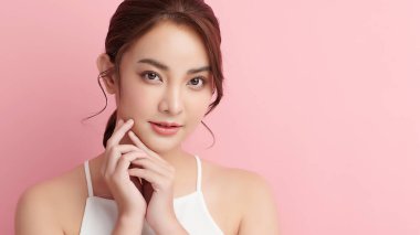Pembe arka planda temiz tenli güzel Asyalı kadın, yüz bakımı, yüz bakımı, kozmetoloji, güzellik ve kaplıca, Asyalı kadın portresi.