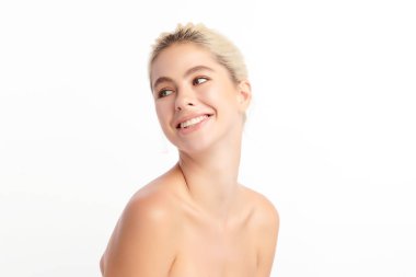 Beyaz arka planda temiz tenli güzel bir kadın, yüz bakımı, yüz bakımı, kozmetoloji, güzellik ve kaplıca, kadın portresi..