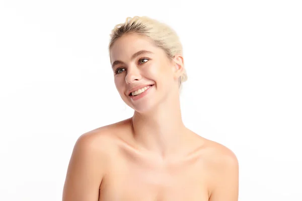 Schöne Junge Frau Mit Sauberer Frischer Haut Auf Weißem Hintergrund — Stockfoto