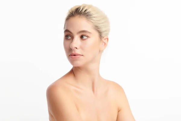 白い背景にきれいな新鮮な肌を持つ美しい若い女性 顔のケア 顔の治療 美容とスパ 女性の肖像画 — ストック写真