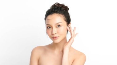 Beyaz arka planda temiz tenli güzel Asyalı kadın, yüz bakımı, yüz bakımı, kozmetoloji, güzellik ve kaplıca, Asyalı kadın portresi.