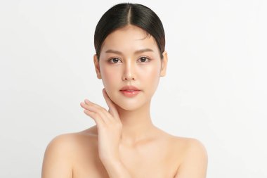 Beyaz arka planda temiz tenli güzel Asyalı kadın, yüz bakımı, yüz bakımı, kozmetoloji, güzellik ve kaplıca, Asyalı kadın portresi.