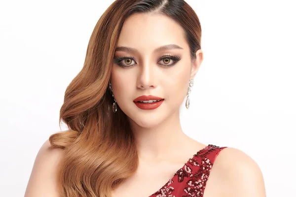 美しい若いアジアの女性 赤いドレスで セクシーな夜のガウンのエレガントな女性 白の背景に美しい — ストック写真