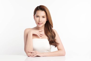 Beyaz arka planda temiz tenli güzel Asyalı kadın, yüz bakımı, yüz bakımı, kozmetoloji, güzellik ve kaplıca, Asyalı kadın portresi.