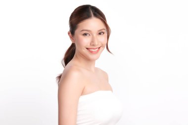 Beyaz arka planda temiz tenli güzel Asyalı kadın, yüz bakımı, yüz bakımı, kozmetoloji, güzellik ve kaplıca, Asyalı kadın portresi.