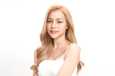 Beyaz arka planda temiz tenli güzel Asyalı kadın, yüz bakımı, yüz bakımı, kozmetoloji, güzellik ve kaplıca, Asyalı kadın portresi.