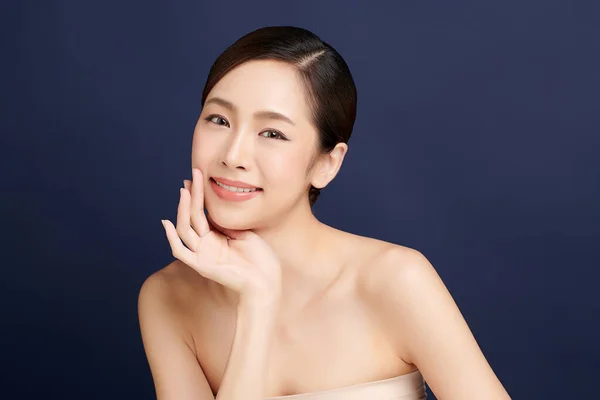 青の背景にきれいな新鮮な肌を持つ美しい若いアジアの女性 顔のケア 顔の治療 美容とスパ アジアの女性の肖像画 — ストック写真