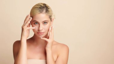 Bej arkaplan, yüz bakımı, yüz bakımı, kozmetoloji, güzellik ve kaplıca gibi temiz cilde sahip güzel genç bir kadın.,