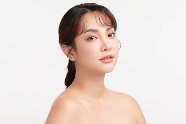 Beyaz arka planda temiz tenli güzel Asyalı kadın, yüz bakımı, yüz bakımı, kozmetoloji, güzellik ve kaplıca, Asyalı kadın portresi.