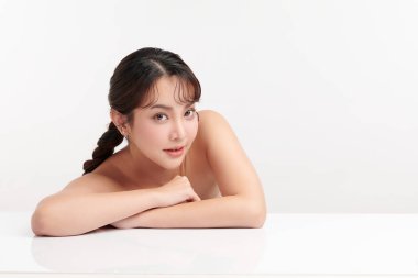 Beyaz arka planda temiz tenli güzel Asyalı kadın, yüz bakımı, yüz bakımı, kozmetoloji, güzellik ve kaplıca, Asyalı kadın portresi.