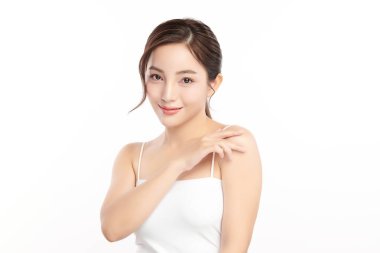 Beyaz arka planda temiz tenli güzel Asyalı kadın, yüz bakımı, yüz bakımı, kozmetoloji, güzellik ve kaplıca, Asyalı kadın portresi.