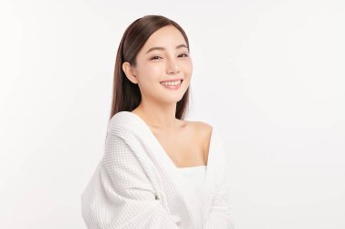 Beyaz arka planda temiz tenli güzel Asyalı kadın, yüz bakımı, yüz bakımı, kozmetoloji, güzellik ve kaplıca, Asyalı kadın portresi.