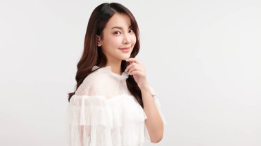 Beyaz arka planda temiz tenli güzel Asyalı kadın, yüz bakımı, yüz bakımı, kozmetoloji, güzellik ve kaplıca, Asyalı kadın portresi.