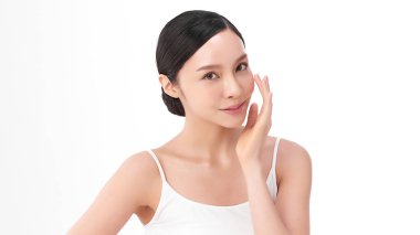 Beyaz arka planda temiz tenli güzel Asyalı kadın, yüz bakımı, yüz bakımı, kozmetoloji, güzellik ve kaplıca, Asyalı kadın portresi.