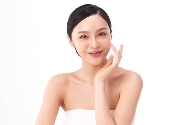 Beyaz arka planda temiz tenli güzel Asyalı kadın, yüz bakımı, yüz bakımı, kozmetoloji, güzellik ve kaplıca, Asyalı kadın portresi.