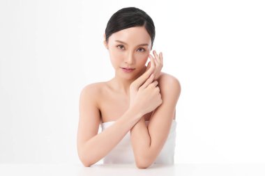 Beyaz arka planda temiz tenli güzel Asyalı kadın, yüz bakımı, yüz bakımı, kozmetoloji, güzellik ve kaplıca, Asyalı kadın portresi.