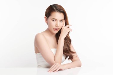 Beyaz arka planda temiz tenli güzel Asyalı kadın, yüz bakımı, yüz bakımı, kozmetoloji, güzellik ve kaplıca, Asyalı kadın portresi.