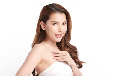 Beyaz arka planda temiz tenli güzel Asyalı kadın, yüz bakımı, yüz bakımı, kozmetoloji, güzellik ve kaplıca, Asyalı kadın portresi.