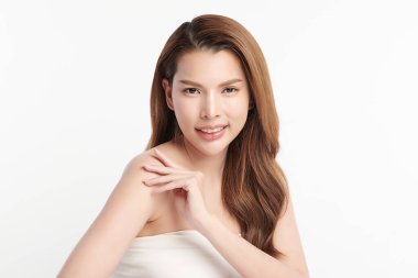 Beyaz arka planda temiz tenli güzel Asyalı kadın, yüz bakımı, yüz bakımı, kozmetoloji, güzellik ve kaplıca, Asyalı kadın portresi.