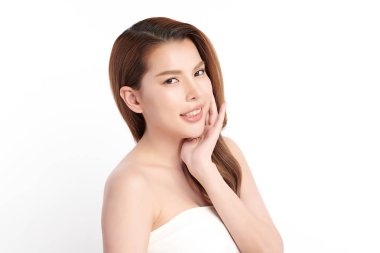 Beyaz arka planda temiz tenli güzel Asyalı kadın, yüz bakımı, yüz bakımı, kozmetoloji, güzellik ve kaplıca, Asyalı kadın portresi.