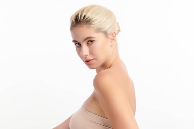 Beyaz arka planda temiz tenli güzel bir genç kadın, yüz bakımı, yüz bakımı, kozmetoloji, güzellik ve kaplıca.,