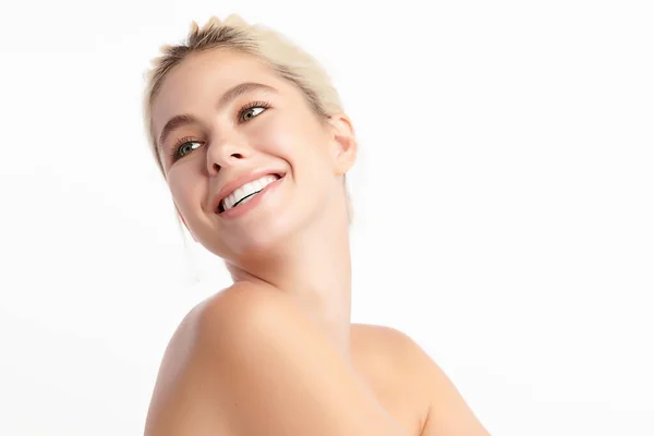 Kaunis Hymy Nuori Nainen Terveet Valkoiset Hampaat Valkoisella Taustalla Hammashoito — kuvapankkivalokuva