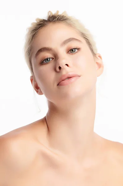 白い背景にきれいな新鮮な肌を持つ美しい若い女性 顔のケア フェイシャルトリートメント 美容とスパ — ストック写真