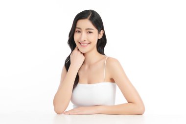 Beyaz arka planda temiz tenli güzel Asyalı kadın, yüz bakımı, yüz bakımı, kozmetoloji, güzellik ve kaplıca, Asyalı kadın portresi.