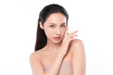 Beyaz arka planda temiz tenli güzel Asyalı kadın, yüz bakımı, yüz bakımı, kozmetoloji, güzellik ve kaplıca, Asyalı kadın portresi.