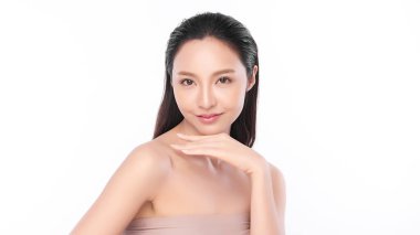 Beyaz arka planda temiz tenli güzel Asyalı kadın, yüz bakımı, yüz bakımı, kozmetoloji, güzellik ve kaplıca, Asyalı kadın portresi.