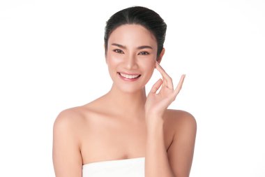 Beyaz arka planda temiz tenli güzel Asyalı kadın, yüz bakımı, yüz bakımı, kozmetoloji, güzellik ve kaplıca, Asyalı kadın portresi.