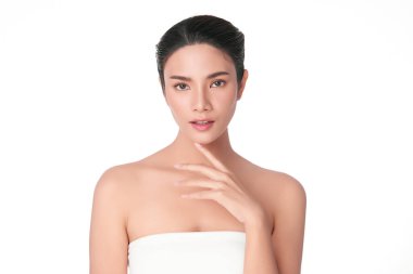 Beyaz arka planda temiz tenli güzel Asyalı kadın, yüz bakımı, yüz bakımı, kozmetoloji, güzellik ve kaplıca, Asyalı kadın portresi.