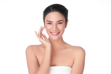 Beyaz arka planda temiz tenli güzel Asyalı kadın, yüz bakımı, yüz bakımı, kozmetoloji, güzellik ve kaplıca, Asyalı kadın portresi.