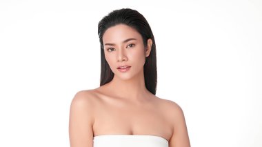 Beyaz arka planda temiz tenli güzel Asyalı kadın, yüz bakımı, yüz bakımı, kozmetoloji, güzellik ve kaplıca, Asyalı kadın portresi.