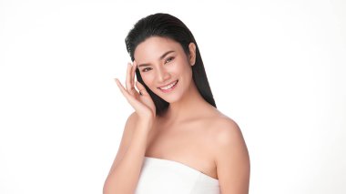 Beyaz arka planda temiz tenli güzel Asyalı kadın, yüz bakımı, yüz bakımı, kozmetoloji, güzellik ve kaplıca, Asyalı kadın portresi.