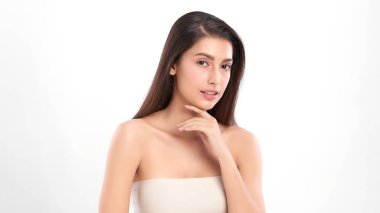 Beyaz arka planda temiz tenli güzel Asyalı kadın, yüz bakımı, yüz bakımı, kozmetoloji, güzellik ve kaplıca, Asyalı kadın portresi.