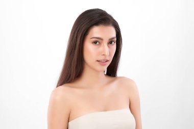 Beyaz arka planda temiz tenli güzel Asyalı kadın, yüz bakımı, yüz bakımı, kozmetoloji, güzellik ve kaplıca, Asyalı kadın portresi.