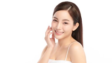 Beyaz arka planda temiz tenli güzel Asyalı kadın, yüz bakımı, yüz bakımı, kozmetoloji, güzellik ve kaplıca, Asyalı kadın portresi.