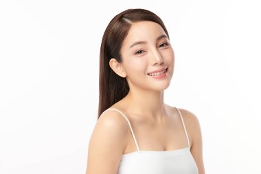 Beyaz arka planda temiz tenli güzel Asyalı kadın, yüz bakımı, yüz bakımı, kozmetoloji, güzellik ve kaplıca, Asyalı kadın portresi.