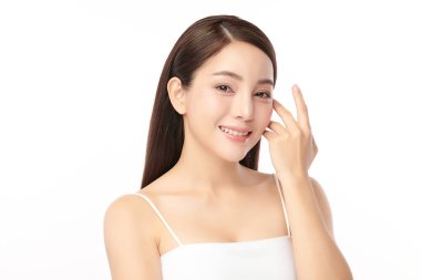 Beyaz arka planda temiz tenli güzel Asyalı kadın, yüz bakımı, yüz bakımı, kozmetoloji, güzellik ve kaplıca, Asyalı kadın portresi.