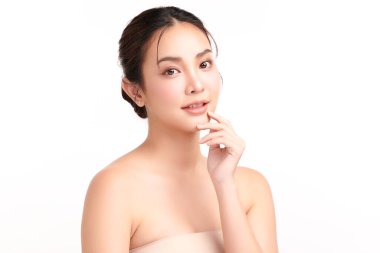 Beyaz arka planda temiz tenli güzel Asyalı kadın, yüz bakımı, yüz bakımı, kozmetoloji, güzellik ve kaplıca, Asyalı kadın portresi.