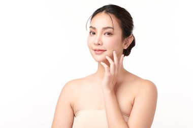 Beyaz arka planda temiz tenli güzel Asyalı kadın, yüz bakımı, yüz bakımı, kozmetoloji, güzellik ve kaplıca, Asyalı kadın portresi.