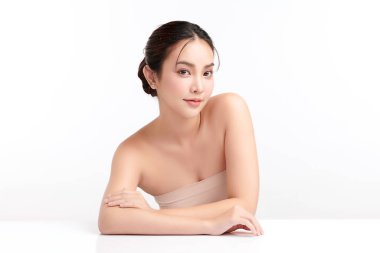Beyaz arka planda temiz tenli güzel Asyalı kadın, yüz bakımı, yüz bakımı, kozmetoloji, güzellik ve kaplıca, Asyalı kadın portresi.